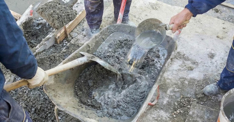 Vizet önteni a cementbe, vagy cementet önteni a vízbe? Egy hiba, ami miatt a beton veszít a szilárdságából
