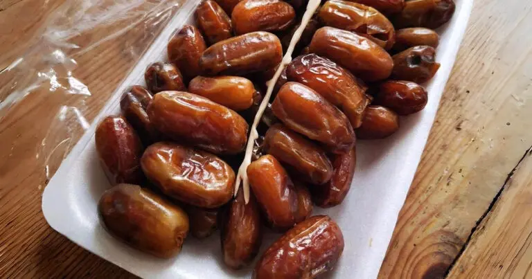 Mi ez a rejtélyes műanyag pálcika a datolya csomagolásában: miért teszik ezt bele?