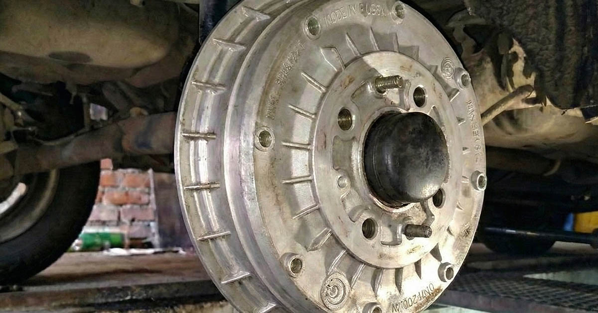 Miért vannak a modern autókban még mindig elavult dobfékek, és mi a fő hátrányuk?