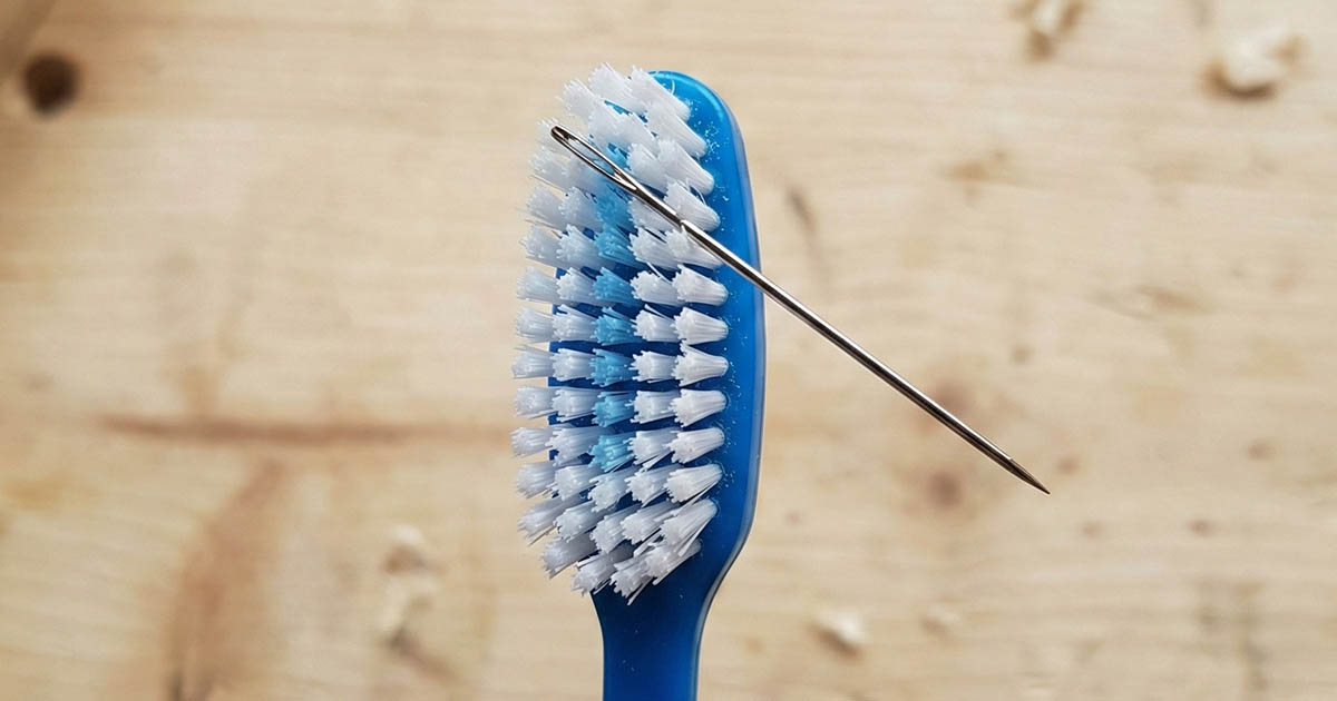 Megmutattam a nagymamámnak, hogyan kell szemüveg nélkül, fogkefével befűzni a tűt