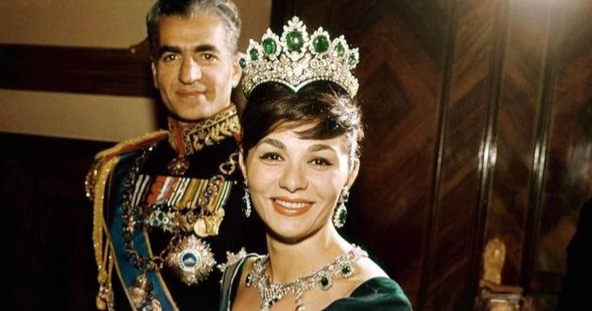 A bikini, ami a koronájába került: hogyan rombolta le egyetlen kép Irán királynőjének hírnevét