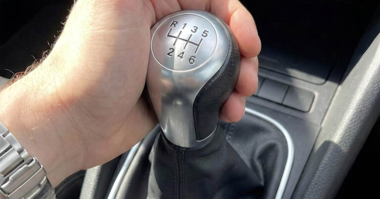 Indítás és váltás kuplung nélkül: 1 profi trükk kézi váltóhoz
