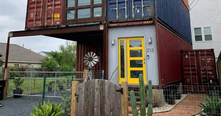 Egy férfi 11 szállítókonténerből építette fel 230 négyzetméteres álomházát, ami belülről lenyűgözően néz ki