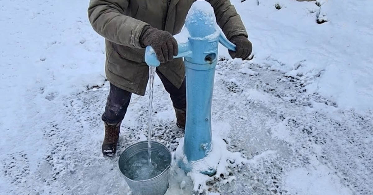 Miért nem fagy meg a víz a közkutakban még nagy fagyban sem? Egy zseniális találmány