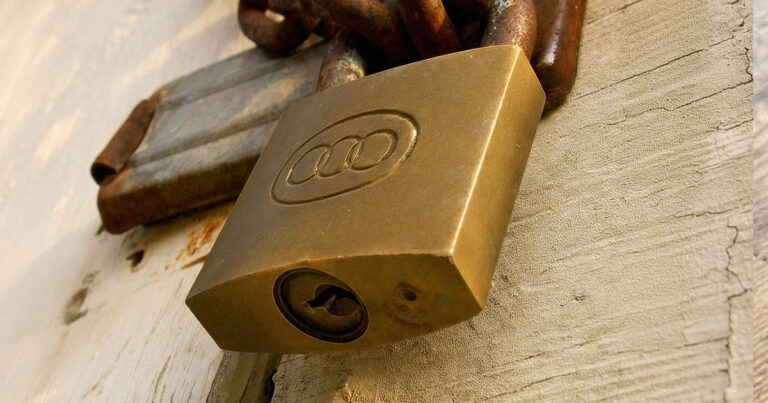 Miért van egy apró lyuk a lakat alján, és hogyan védi ez a mechanizmust?