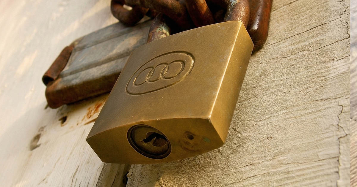 Miért van egy apró lyuk a lakat alján, és hogyan védi ez a mechanizmust?