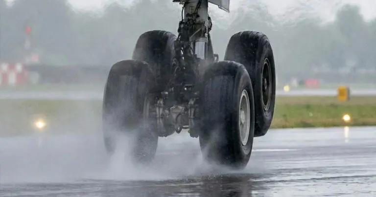 Miért nem pörgeti meg a repülőgép a kerekeit leszállás előtt, hogy megakadályozza a gumiabroncsok égését és tovább tartsanak?