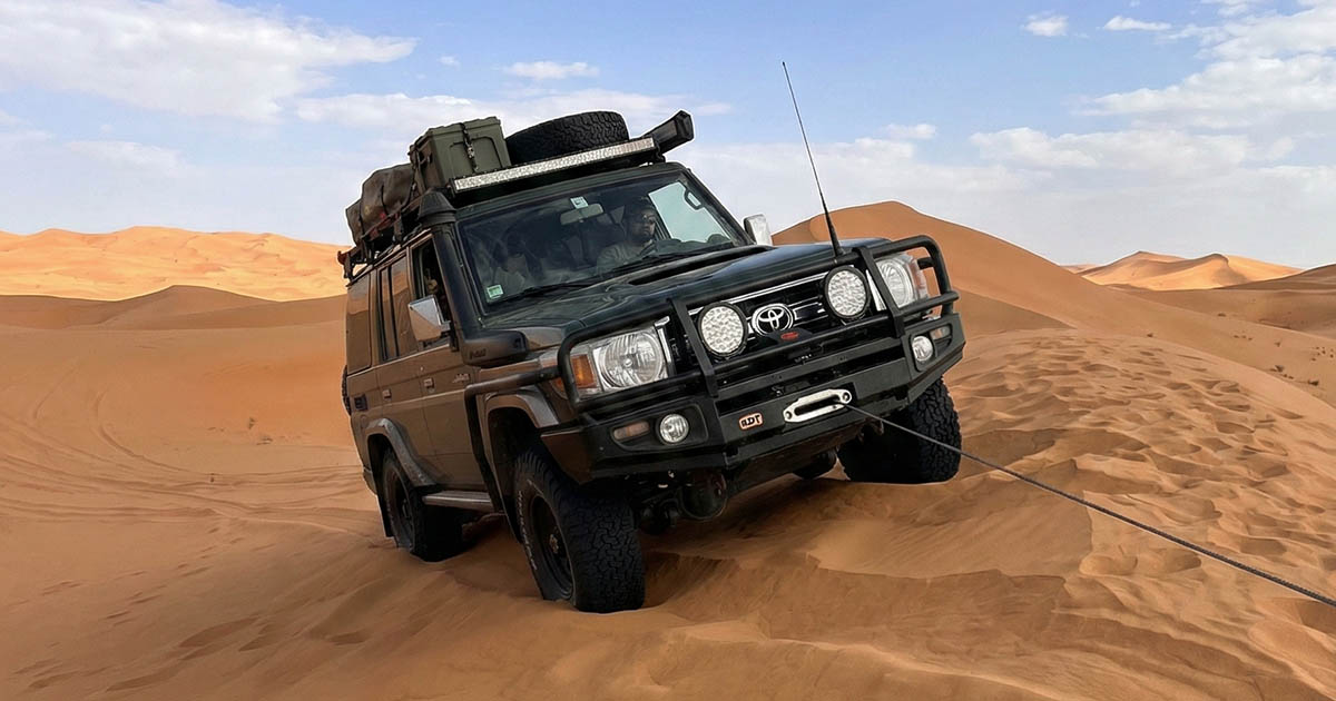 Mire akasztják a csörlőt a sivatagban, hogy kihúzzák az elakadt autót? Az arabok zseniális módszere