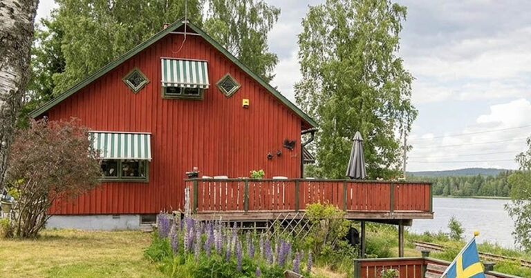 Hogyan élnek a vidéki emberek Svédországban – egy kis üzlet pénztárosa megmutatta a családja házát