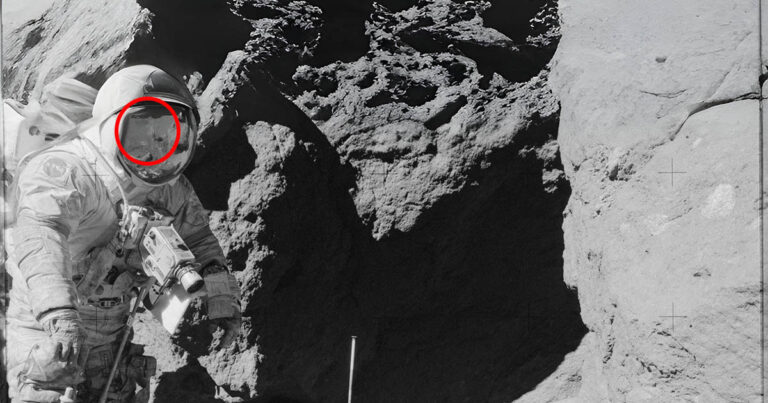 Furcsa tükörkép egy Apollo 17 űrhajós űrruhájának üvegében
