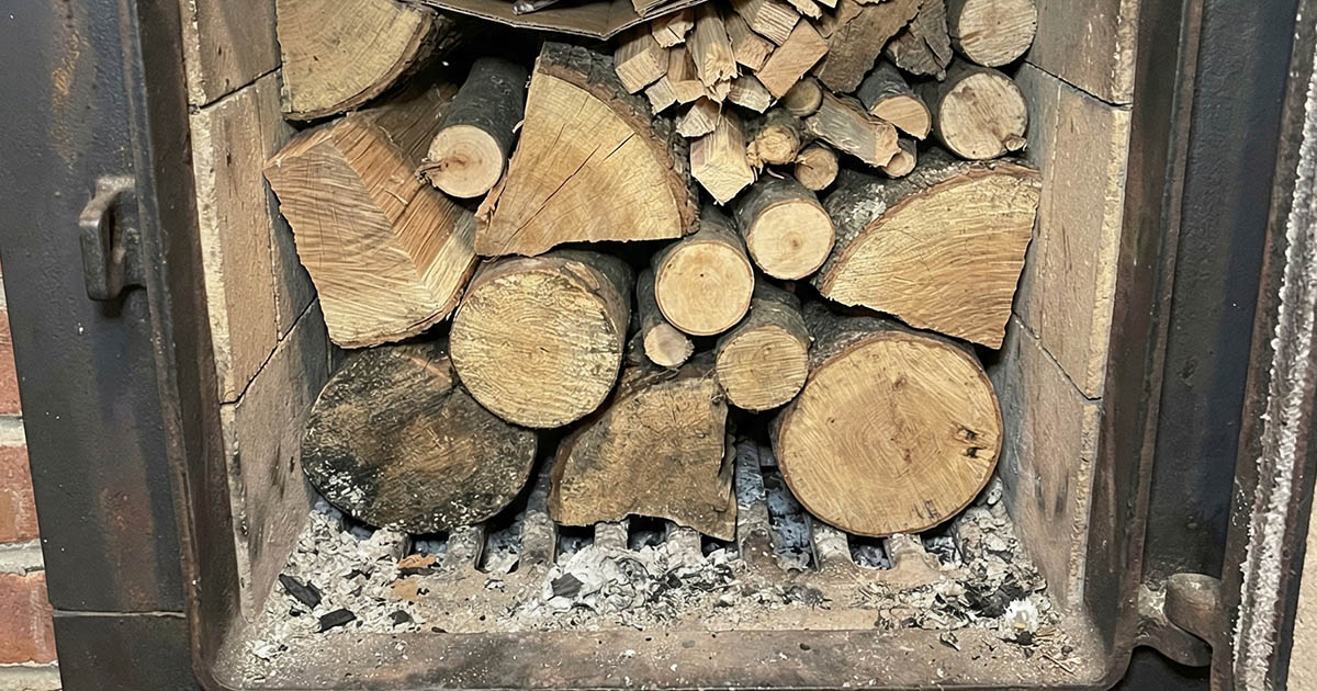 Akár 50%-os tűzifamegtakarítás: egy trükk, amit csak az öreg falusiak ismernek