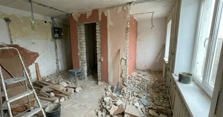 Vettünk egy „lepusztult” lakást, és egy év alatt álomotthonná alakítottuk: praktikus ötletek a takarékos felújításhoz