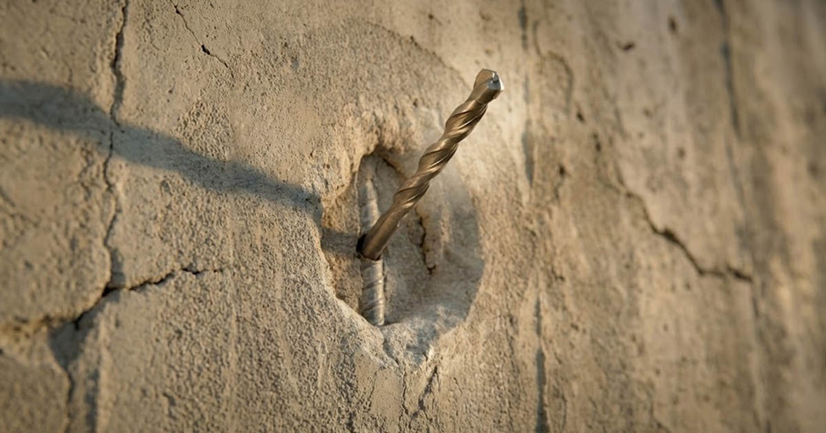 A falba fúrtam, és nekimentem egy betonacélnak. Mit tegyek?