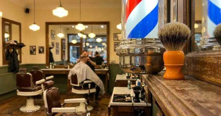 Miért akasztanak ki forgó oszlopokat a modern fodrászatok ajtaja elé?