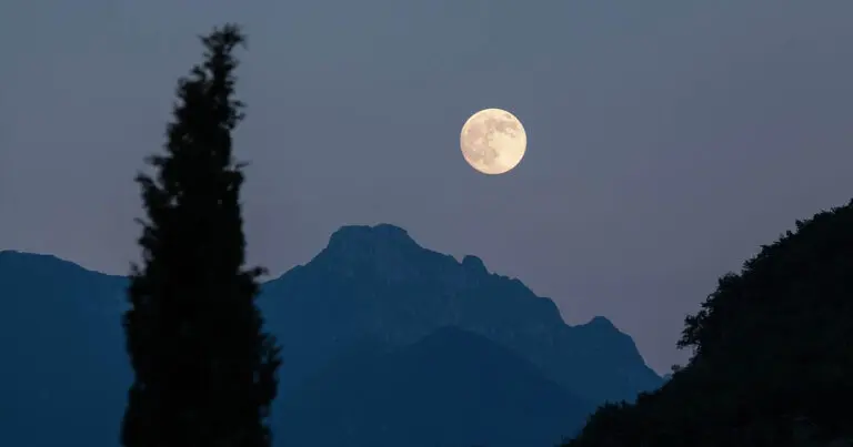 Mi a baj a Hold forgásával?