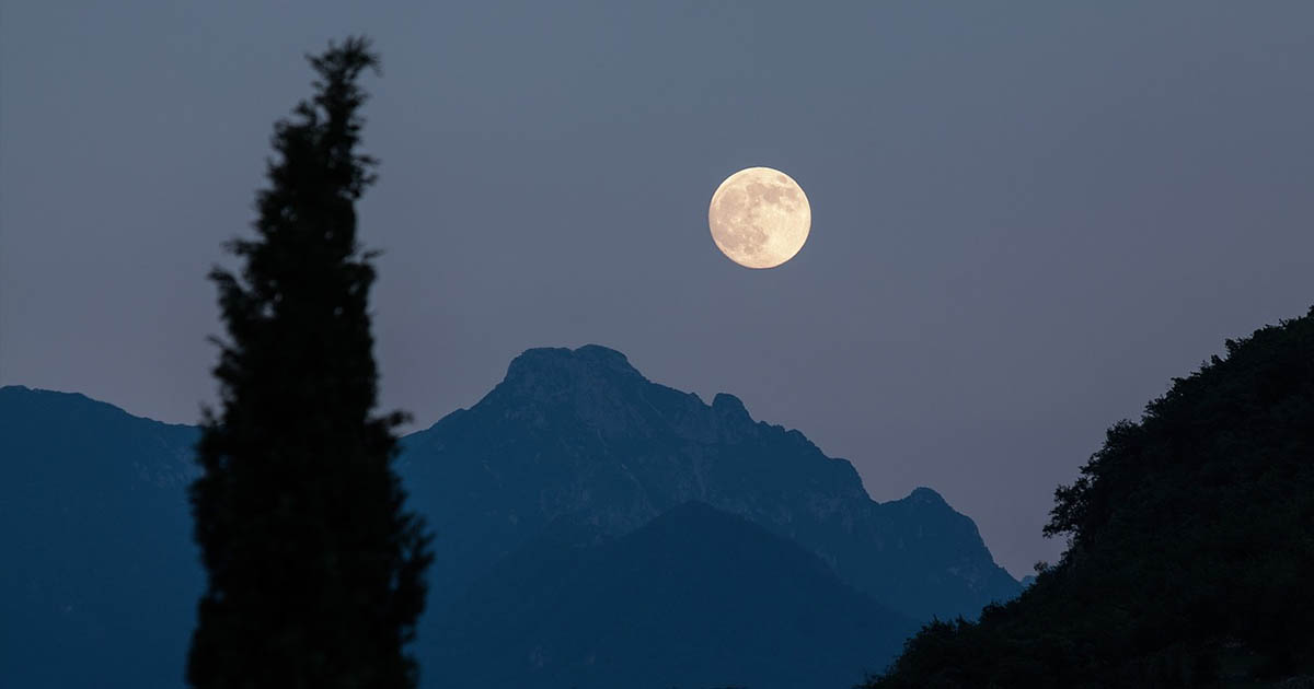 Mi a baj a Hold forgásával?