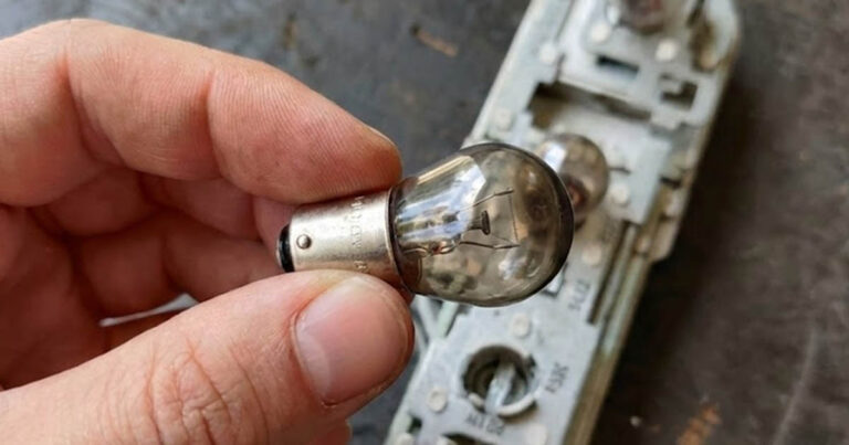 A fényszóróm izzói folyamatosan kiégtek. Addig cserélgettem őket, amíg meg nem találtam az okát. Megmutatom, hol kell keresni