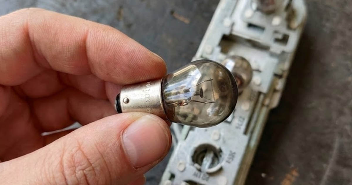 A fényszóróm izzói folyamatosan kiégtek. Addig cserélgettem őket, amíg meg nem találtam az okát. Megmutatom, hol kell keresni