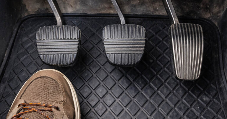 Miért nem nyomja le sok sofőr a kuplungot a motor beindításakor, és érdemes-e ezt tenni?