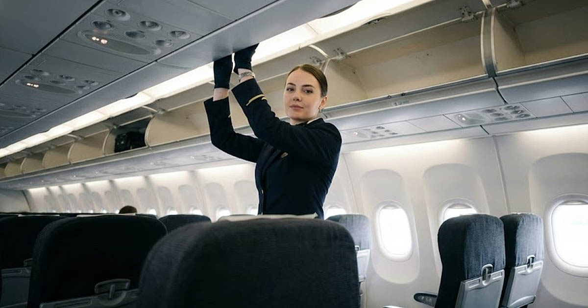 Miért rejti el a kezét a légiutas-kísérő, amikor üdvözli az utasokat?