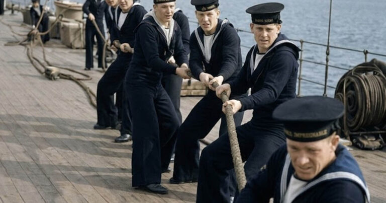 Miért viselt a haditengerészet harangszárú nadrágot normál nadrág helyett: Nem divat, hanem túlélési mérnöki munka