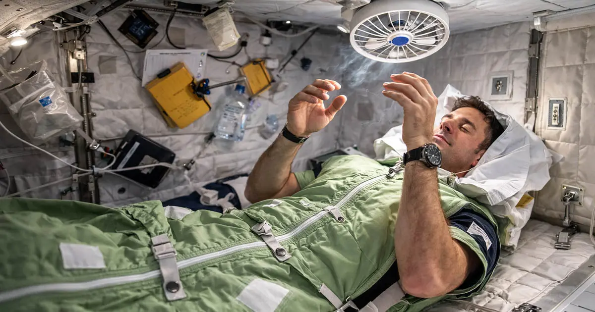 Miért alszanak az űrhajósok az ISS-en egy ventilátor mellett? Az űralvás titka