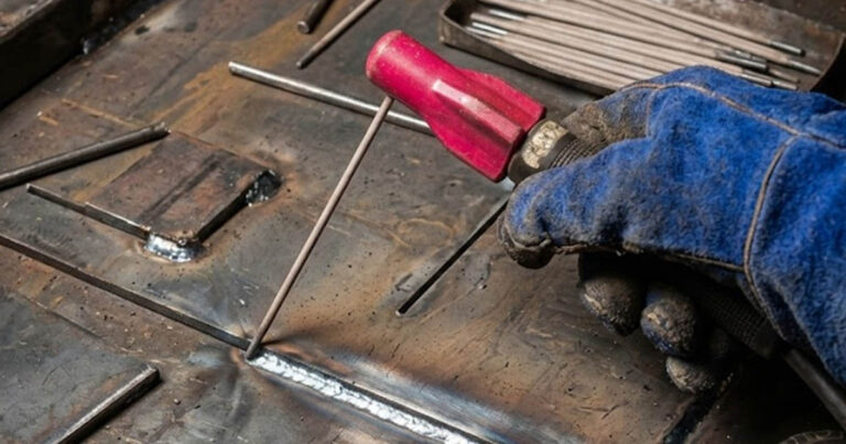 Hova vezessük az elektródot hegesztéskor? Magunk felé, vagy épp ellenkezőleg? Mi a különbség és hogyan csináljuk helyesen?