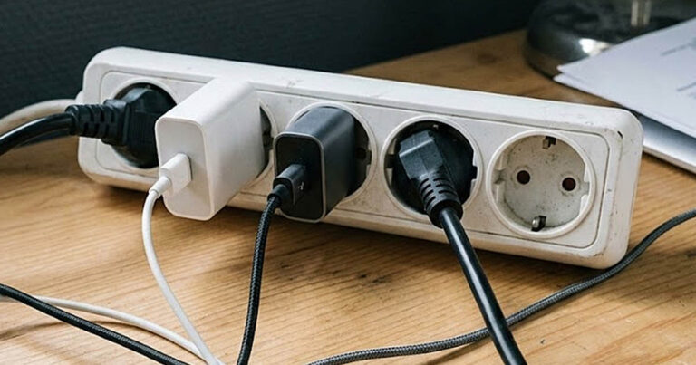 4 ok, amiért nem szabad bedugva hagyni a töltőkábeleket a konnektorban