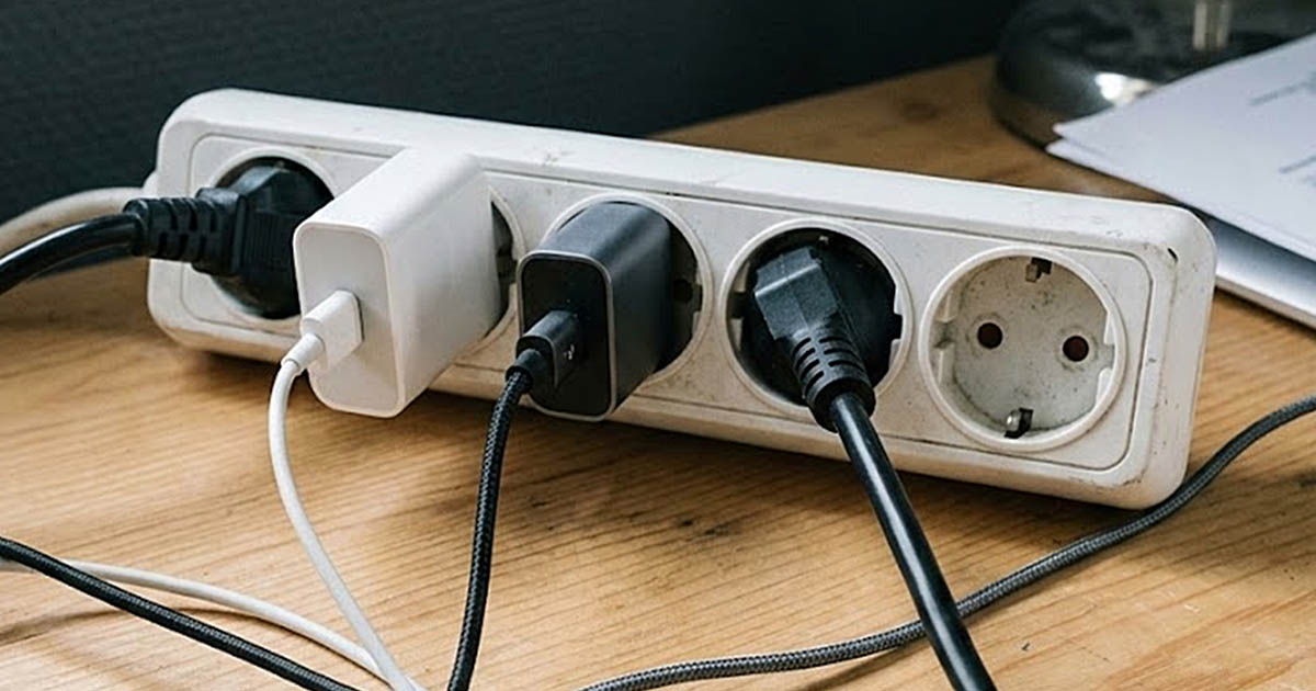 4 ok, amiért nem szabad bedugva hagyni a töltőkábeleket a konnektorban