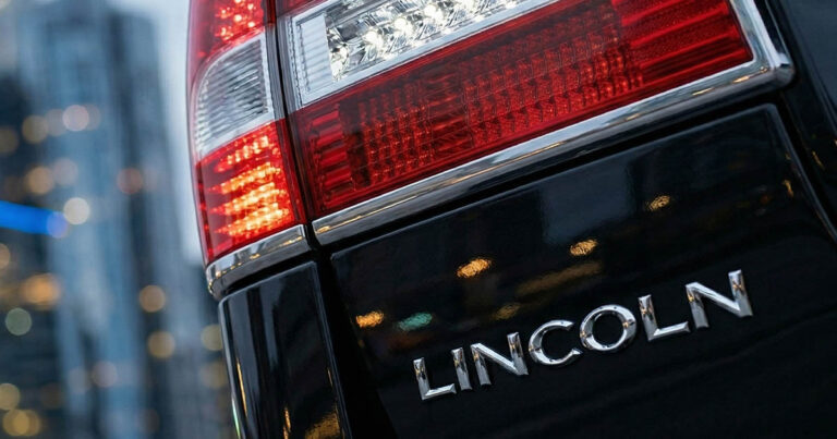 Miért van az amerikai autóknak piros, míg az európaiaknak narancssárga indexük? Rájöttem, és most elmagyarázom