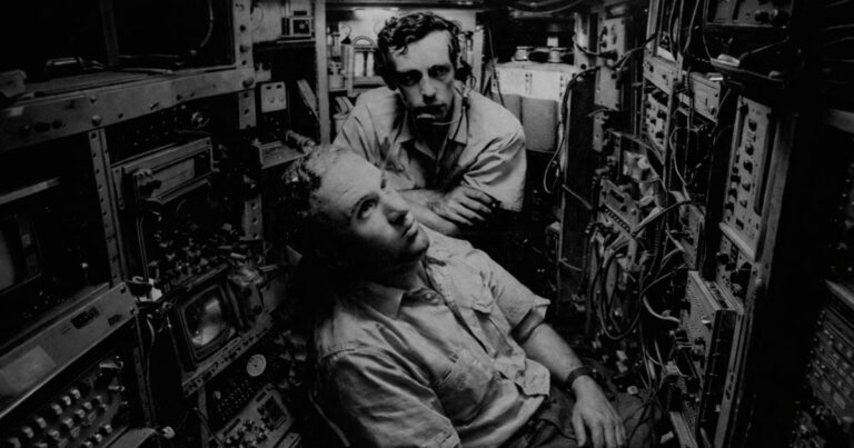 Mariana-árok 9 km mélyen: A reccsenés, ami az életüket mentette