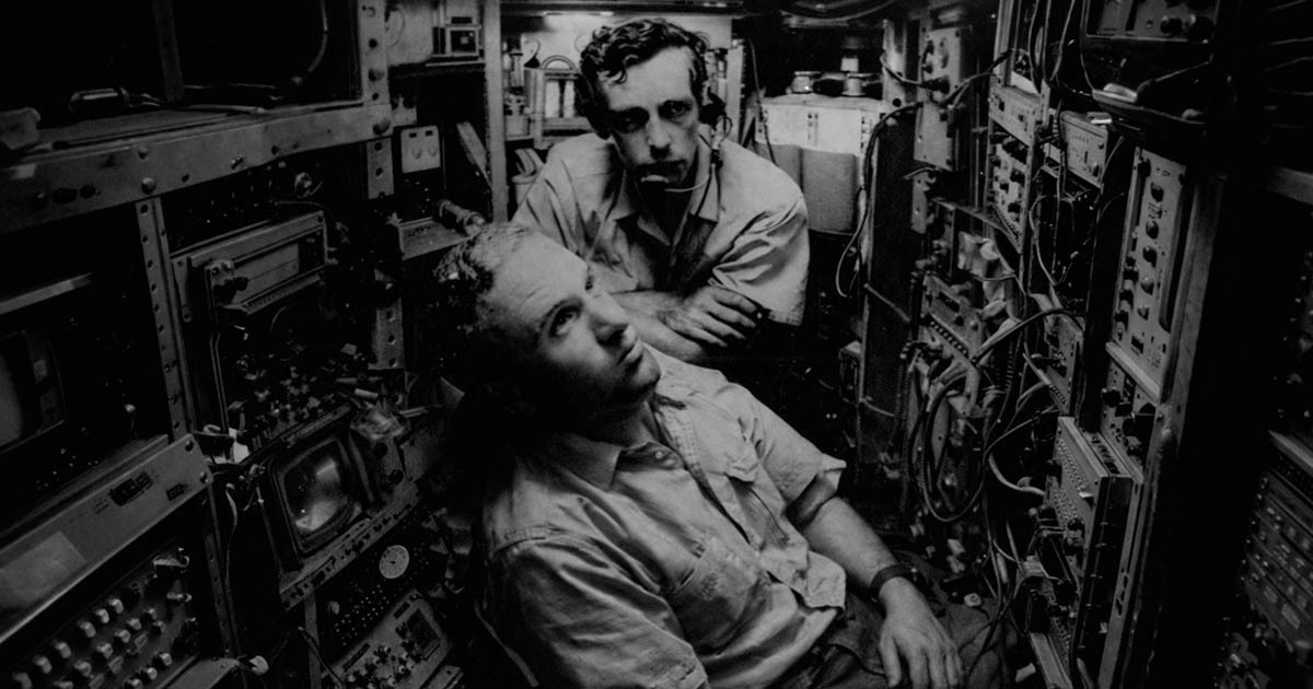 9 kilométer mélyen egy reccsenést hallottak. Egy hajóablak volt… és ezért élték túl