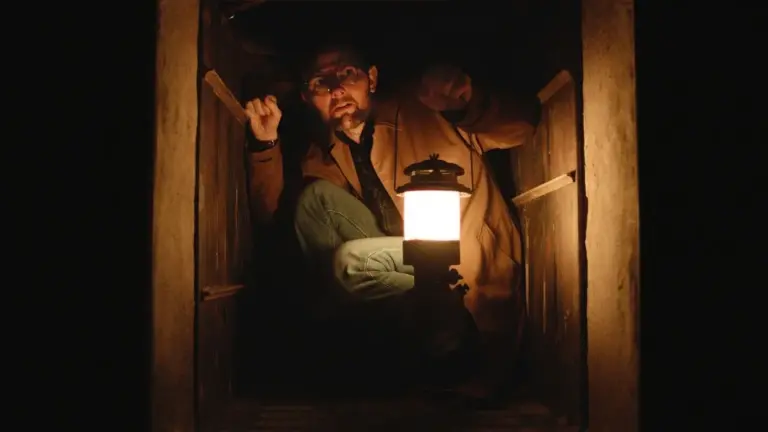 Digitális formátumban is megjelent a Hokum című horror Adam Scott főszereplésével